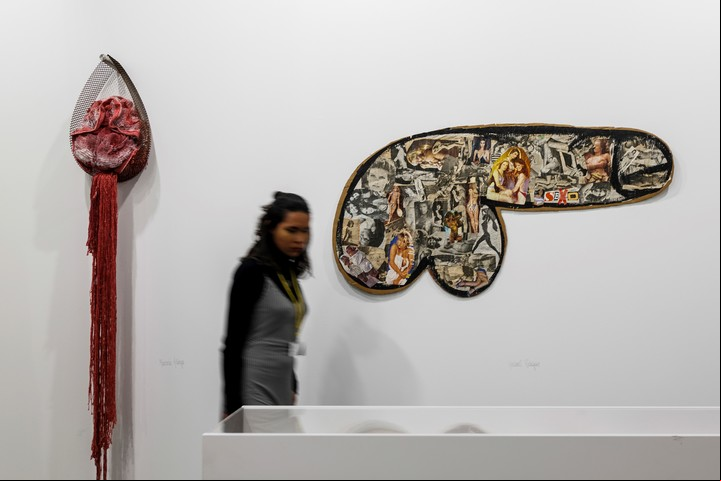 Muchos miles de visitantes del fin de semana tuvieron su selfie en Hetlitzka & Co. delante del collage genital de Herbert Rodríguez. Foto EFE/Rodrigo Jiménez