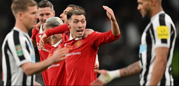 Con Lisandro Martínez como patrón de la defensa, Manchester United ganó su primer título después de cinco años