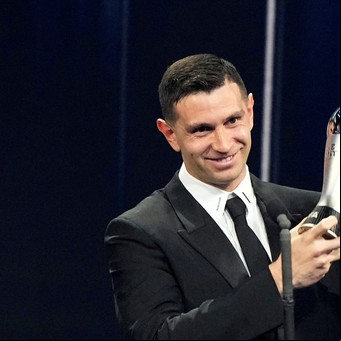 Emiliano 'Dibu' Martínez arrasó en The Best: es el primero en ganar dos veces como mejor arquero; Messi y Scaloni perdieron con Vinicius y Ancelotti