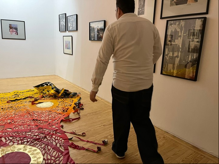 El artista Andrés Paredes dedicó el último fin de semana al montaje de su muestra en Casa de América. Foto Clarín