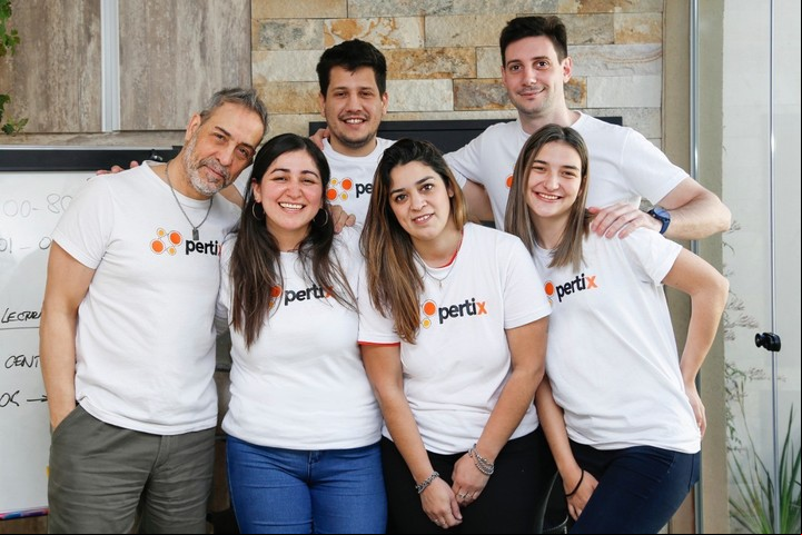 Marcelo Carbone (Izquierda), con algunos de los jóvnes que se sumaron a su equipo de trabajo.