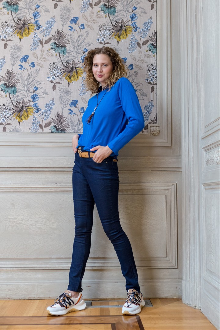 Jean denim chupín (Adriana Costantini), suéter de hilo (Rafael Garófalo), camisa (Levi’s), cinturón y zapatillas (Ver), colgante (Thea by Gabriela Romano by Sonia Durañona). Fotos: Esteban Leyba.