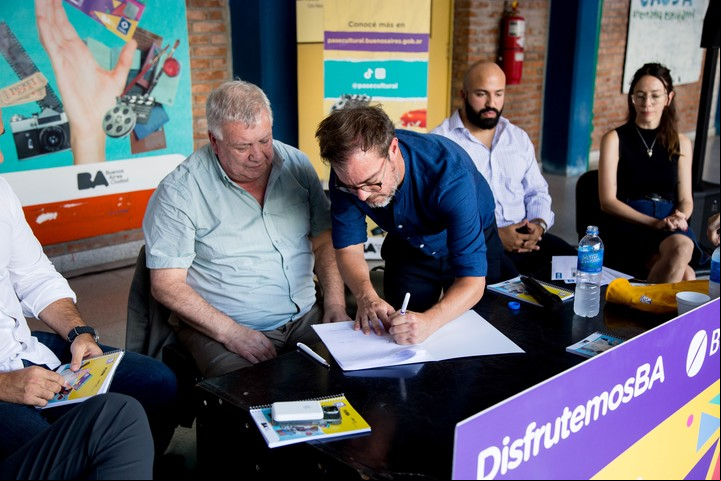El ministro de Cultura porteño Enrique Avogadro firmó un acuerdo con el rector de la Universidad de Buenos Aires, Ricardo Gelpi, para extender el PASE Cultural a los estudiantes del CBC. Foto prensa Cultura.