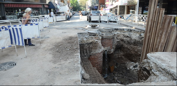 El pozo gigante que dejó al descubierto las entrañas de la Ciudad y colapsa el tránsito en una calle clave