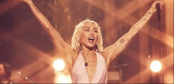 Miley Cyrus desnuda su último hit y presenta el demo original de "Flowers"