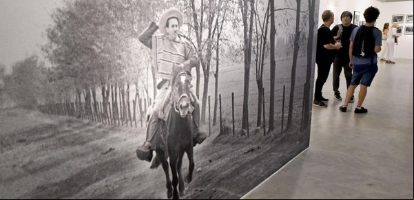 Walt Disney y su viaje por Latinoamérica, en una muestra fotográfica con imágenes inéditas