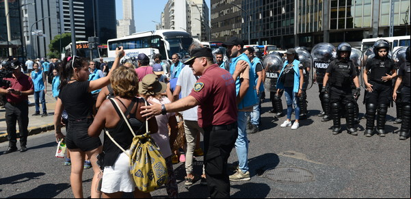 Los manteros desalojados de Retiro le piden a la Ciudad otro lugar para instalarse