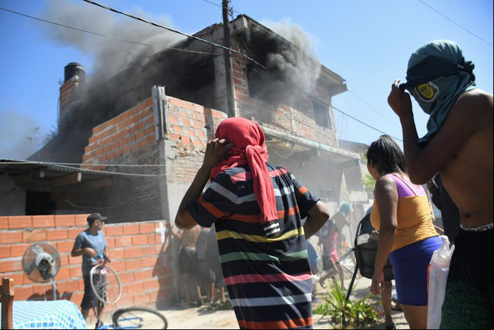 Vecinos y familiares de Máximo Jerez (12) atacaron cuatro presuntos búnkeres de droga en el barrio. Foto Juan José García