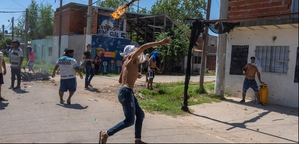 Rosario, tierra de nadie: vecinos que allanan búnkeres narco, tiros frente a las cámaras y otro asesinato