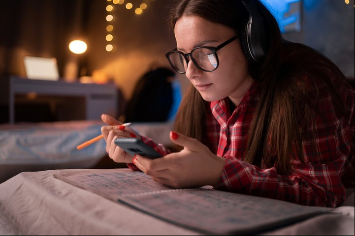 Explicale al adolescente que es necesario que cargue su teléfono a más de 70 cms de la cabecera de la cama. (Foto:ilustración Shutterstock)