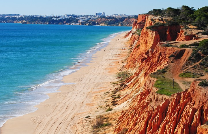 Los impresionantes acantilados de Praia da Falesia. Foto Shutterstock
