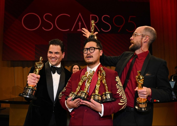 El productor Jonathan Wang, con los directores de "Todo en todas partes al mismo tiempo", Daniel Kwan y Daniel Scheinert y los 7 Oscar. Foto AFP