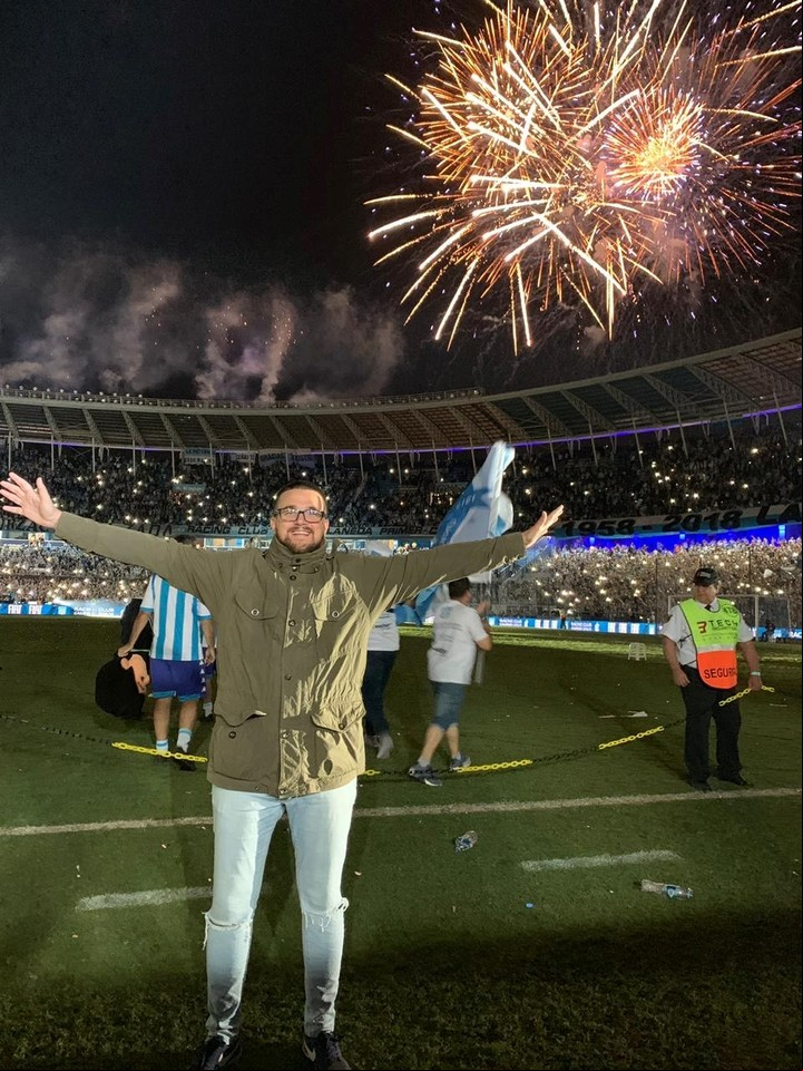 En la cancha de Racing, su "casa". Es fanático de La Academia.