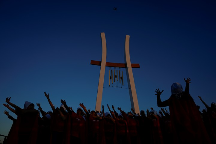 Las mujeres de rojo se han convertido en un pilar de las protestas en todo el país y su número está creciendo. Foto: AP