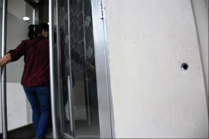 El impacto del balazo en la puerta del banco. Foto: JUAN JOSE GARCIA.