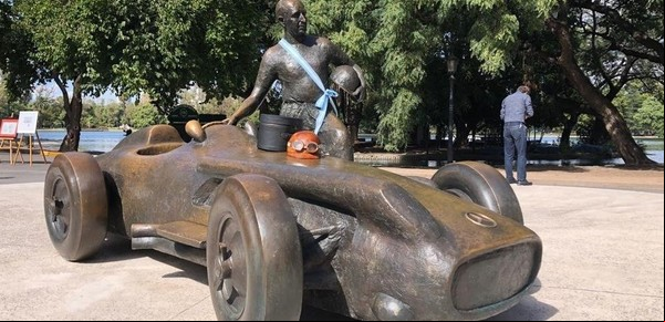 La estatua de Fangio, de Puerto Madero a Palermo: por qué la mudaron de barrio y cómo encontrarla