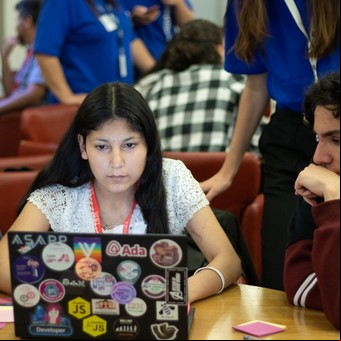 Microsoft lanza 270 becas en tecnología para jóvenes y los ayuda a encontrar trabajo