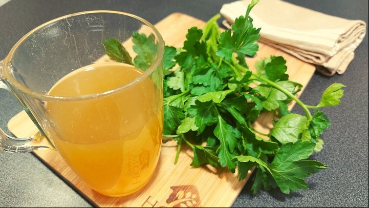 La hierba que ayuda a eliminar gases y la hinchazón abdominal. El té, como el jugo de perejil, con beneficiosos.