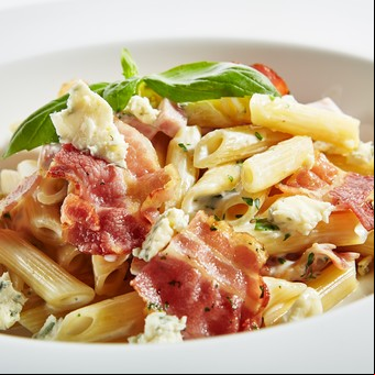 Penne con queso azul y panceta