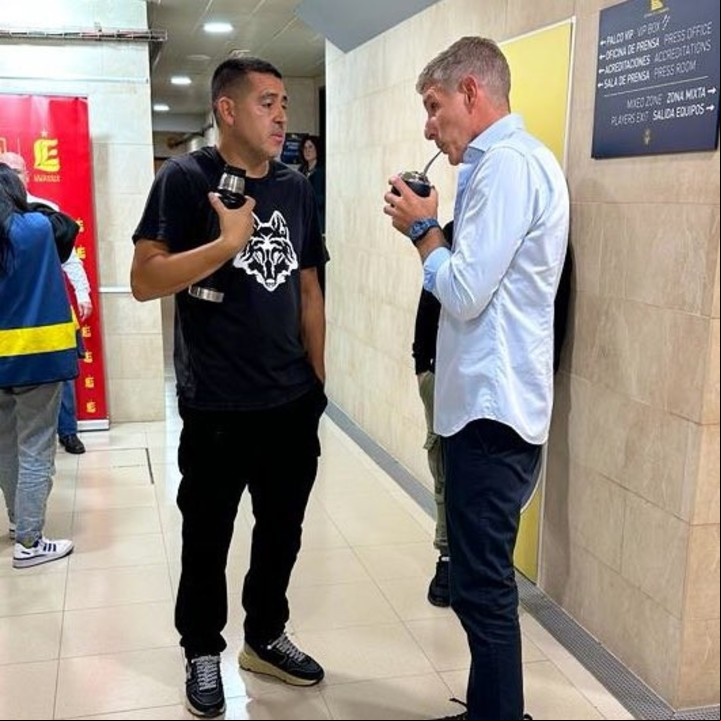 Riquelme y Palermo, juntos en un partido homenaje en el Villarreal. Poco después, el 9 no estuvo en la despedida del 10.