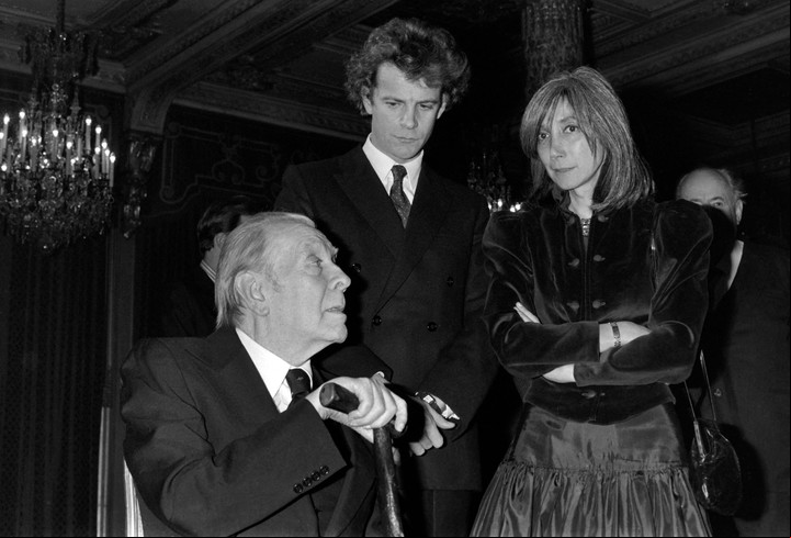 Jorge Luis Borges, con María Kodama y el fotógrafo francés Francois-Marie Banier (C), en 1983. Foto: AFP