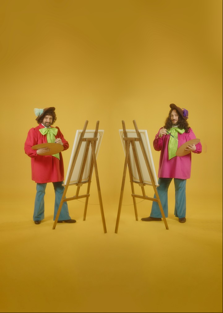 Ironía. Como les pedían una pintura, hicieron este video pintándose uno al otro, que fue un éxito en ArteBA: “Autorretrato”.