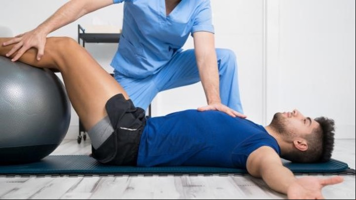 Un hombre realizando ejercicios Kegel con ayuda de un fisioterapeuta  Foto: 
 iStockphoto
