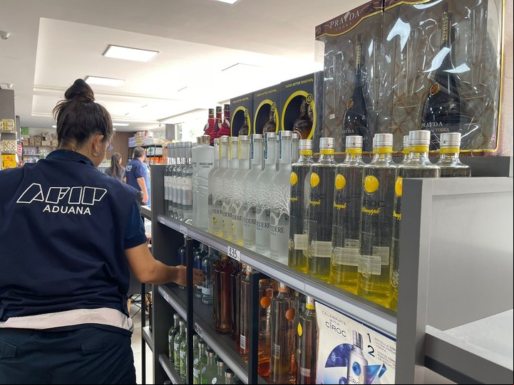 Operativo de la AFIP inacutó bebidas alcohólicas. Gentileza.