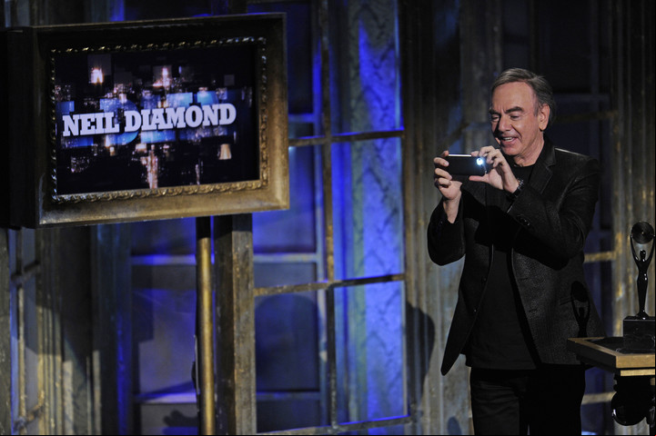 Neil Diamond en 2011, al ingresar en el "Rock and Roll Hall of Fame". Foto AP/Evan Agostini