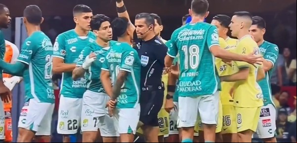 El árbitro mexicano que le pegó un rodillazo a un futbolista argentino pidió disculpas pero recibió una dura sanción