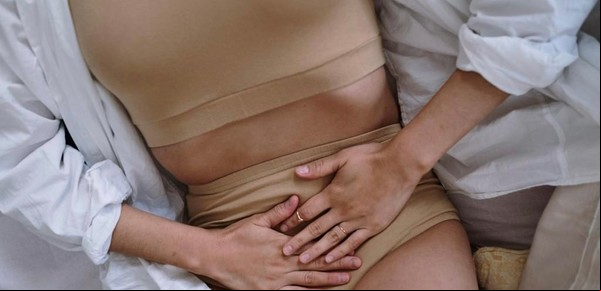 Fue al médico por un dolor genital y le terminaron sacando una cucaracha muerta de su interior