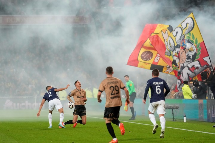 La última visita del PSG al Bollaert, de Lens, un fiesta local en las tribunas. (AP Photo/Thibault Camus)
