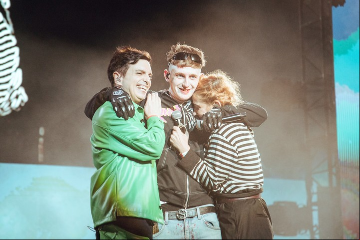 Dillom con Ale Sergi y Juliana Gattas, con quienes grabó el tema "Dos" para el nuevo álbum de Miranda.. Foto gentileza Isidro Gamarra