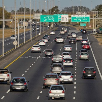 Qué hacer si el auto se queda en plena autopista: las 5 medidas urgentes y los errores a evitar