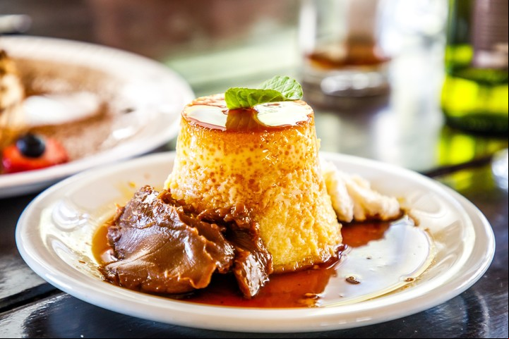 El flan se puede hacer de forma express en el microondas. Foto: Shutterstock.