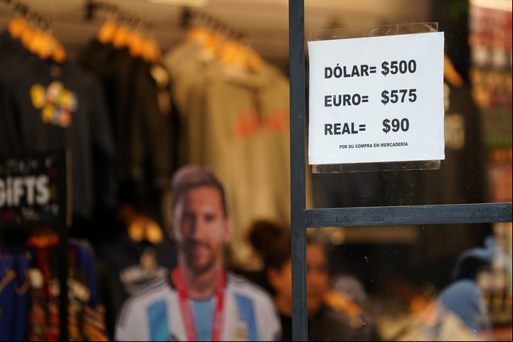 La corrida llevo la cotización del blue a tocar los $ 500. Foto Juano Tesone