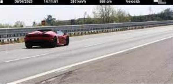 Le sacaron la licencia por manejar un Lamborghini a 253 km por hora