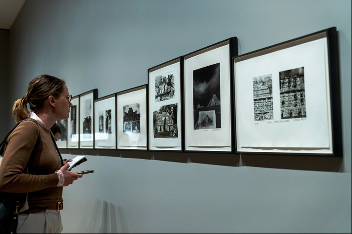 Una mujer observa la serie fotográfica "The Catherwood Project" del artista argentino Leandro Katz , exhibida durante una presentación previa de la exposición "Chosen Memories" (Recuerdos elegidos), en el MoMA. EFE/Ángel Colmenares