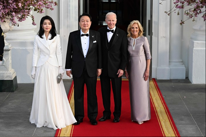 El presidente de Corea del Sur, Yoon Suk Yeol y su esposa Kim Keon Hee, junto al presidente de Estados Unidos, Joe Biden, y su esposa Jill Biden. Foto: AFP