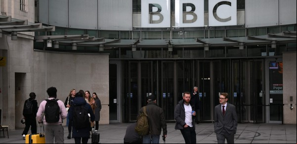 Renunció el presidente de la BBC, envuelto en un escándalo con Boris Johnson