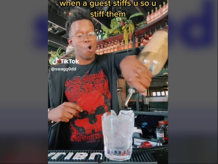 Instante. El bartender vierte un sorbo de alcohol. Foto: captura/@swagg0dd.