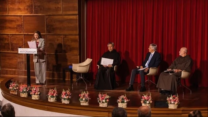 La Pontificia Universitá Antónianum de Roma otorgó al escritor Alejandro G. Roemmers el Premio San sco. Gentileza