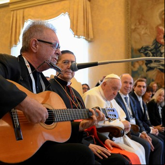 Emotivo encuentro en el Vaticano: León Gieco le cantó al Papa Francisco "Sólo le pido a Dios"