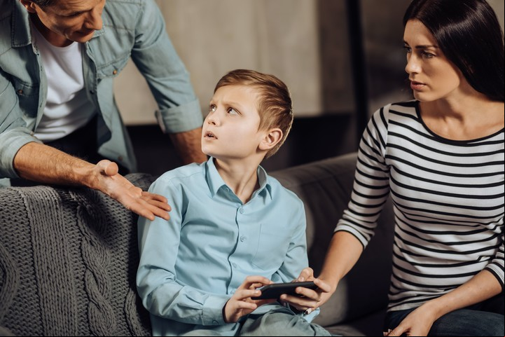 Señales de que los padres fueron demasiado estrictos y cómo afecta hoy./ Foto:Shutterstock.