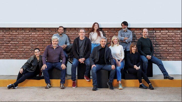 El elenco de "El Eternauta", con Ricardo Darín en el centro. Foto Alan Roskyn/Netflix
