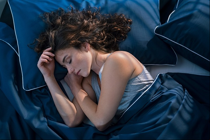 Dormir de noche es clave. Foto ilustración Shutterstock.