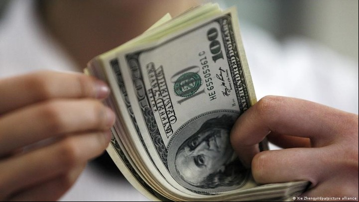 Guardar los ahorros abajo del colchón es más económico pero puede ser riesgoso. Foto: Archivo