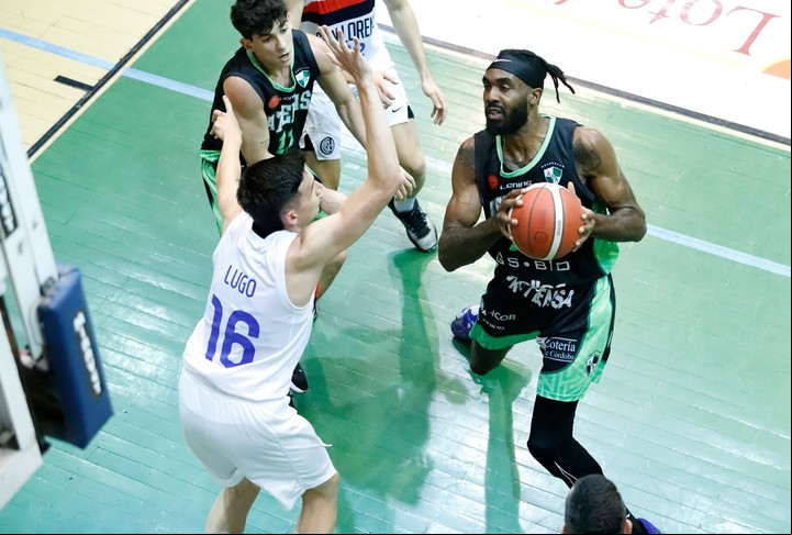 El estadounidense Deion McClenton fue fundamental para que Atenas se llevara los dos partidos en Córdoba y estirara la serie. Foto: Prensa Atenas.