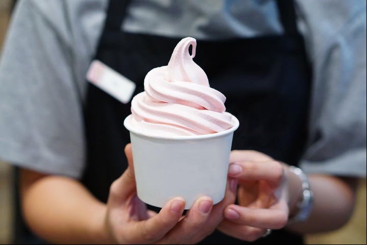 Se trata de ponerse a vender el helado artesanal o industrial que fabrican grandes marcas y que la gente ya conoce. Foto: Shutterstock.