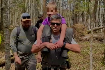 Niño de 8 años sobrevivió dos días en un bosque perdido y sin comida: "Comía nieve para hidratarme"